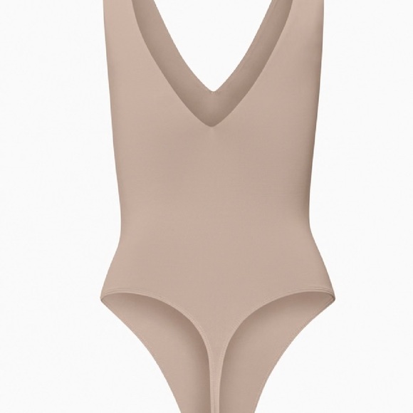 Women’s Aritzia Babaton deep v-neck body suit in taupe Size M - Picture 2 of 8
